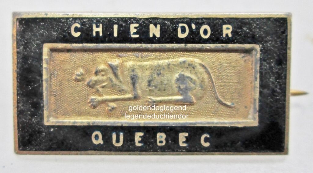 Épinglette du Chien d'Or en argent (sterling). Fait intéressant : l'inscription est uniquement en français, ce qui est plutôt rare pour les articles relatifs cette légende vendus à l'époque (autour de 1900).