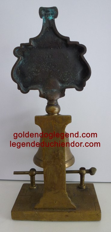 Clochette d'appel ancillaire avec son marteau, à l'effigie du Chien d'or.